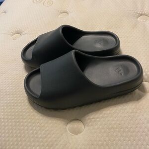 Yeezy slide dark onyx Sz 11
